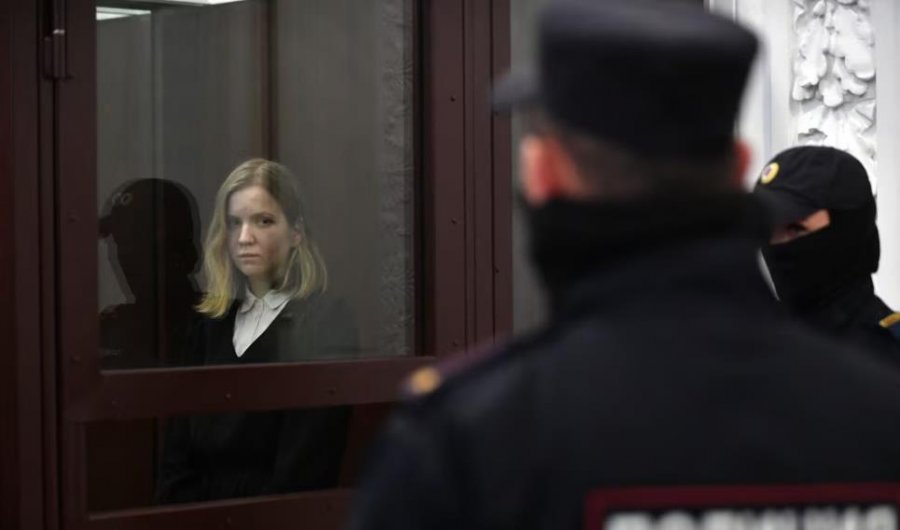 Shën Petersburgut/ 26 vjeçarja ruse del para gjyqit për sulmin me bombë që vrau blogerin e njohur ushtarak