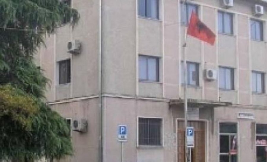 Dyshohet se dhunoi 5-vjeçarin në kopsht, Bashkia e Elbasanit: Edukatorja është pezulluar deri në zbardhjen e…