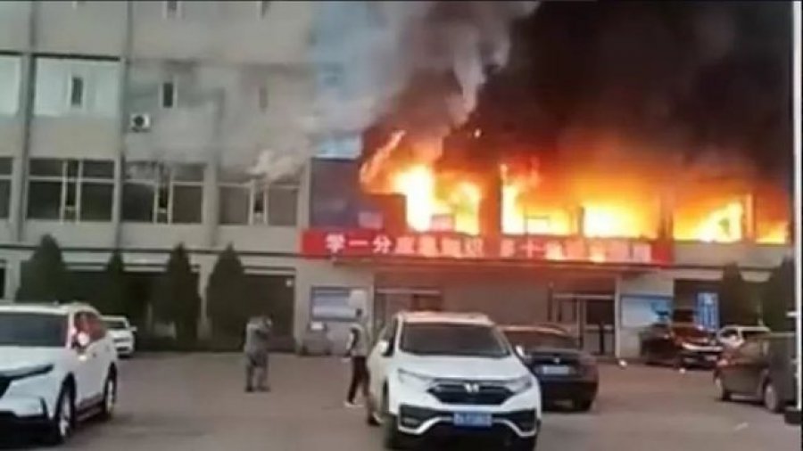 26 viktima dhe 53 të plagosur pasi një godinë mori flakë në Kinë