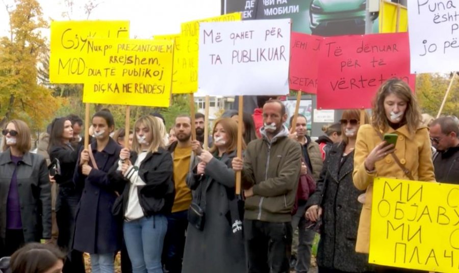 VOA/ Protestë e gazetarëve në Shkup për mbrojtjen e lirisë së medias