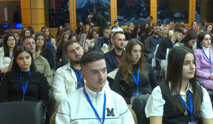Papunësia dhe mungesa e meritokracisë, shqetësime kryesore të studentëve në Shqipëri dhe Kosovë