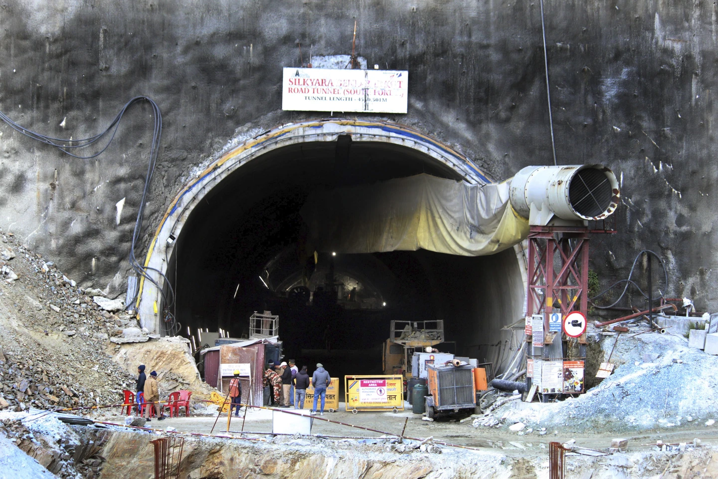 Një tub shpëtimi: Vazhdon shpimi në Indi për të nxjerrë nga tuneli 40 punëtorët e bllokuar