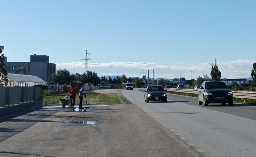 Makina i del nga rruga, përplaset për vdekje 26-vjeçari në autostradën Fier-Lushnjë