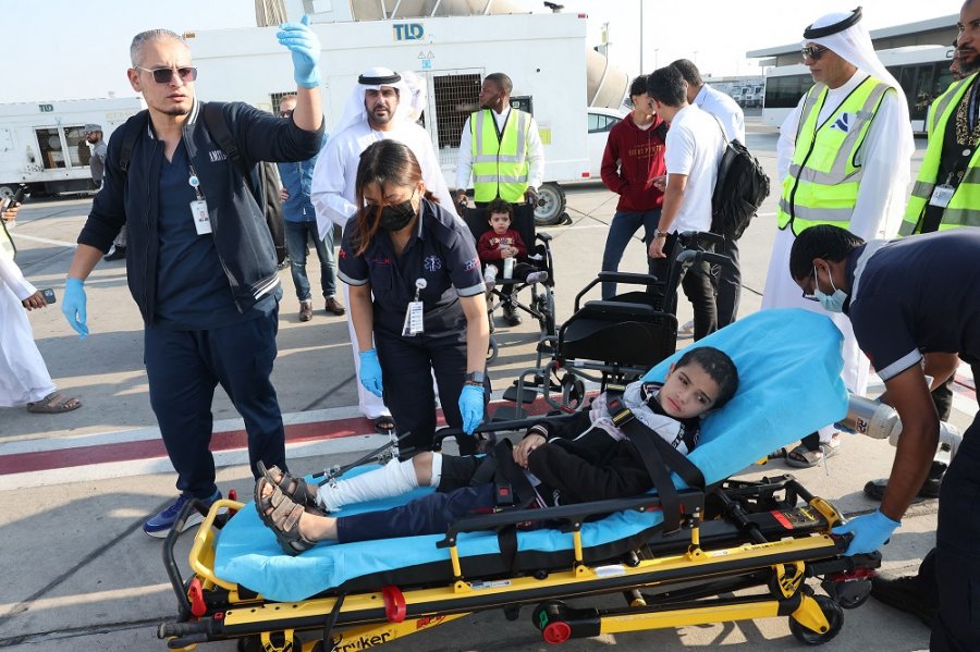 Avioni i parë me fëmijë nga Gaza me nevoja urgjente mjekësore mbërrin në Emiratet e Bashkuara Arabe