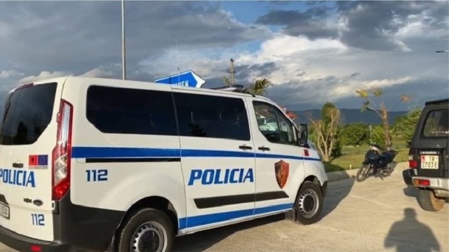 Ushtroi dhunë ndaj bashkëshortes, arrestohet 36-vjeçari në Maliq