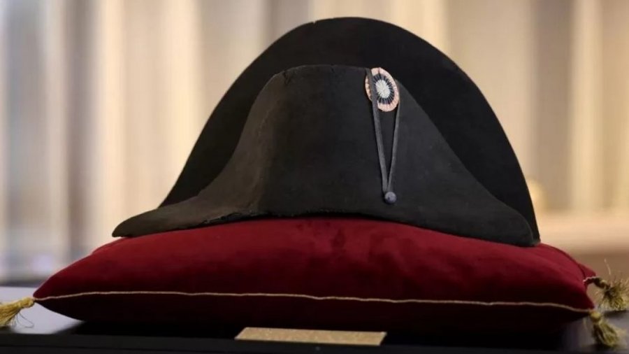 Kapelja që i përkiste Napoleon Bonapartit është shitur në ankand për 1.9 milion euro