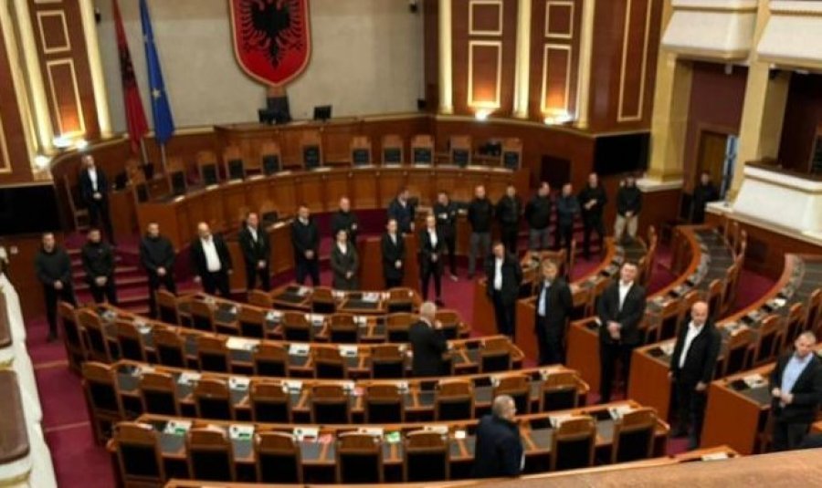 FOTO/ Berisha: Ky është parlamenti i diktaturës së bandave!