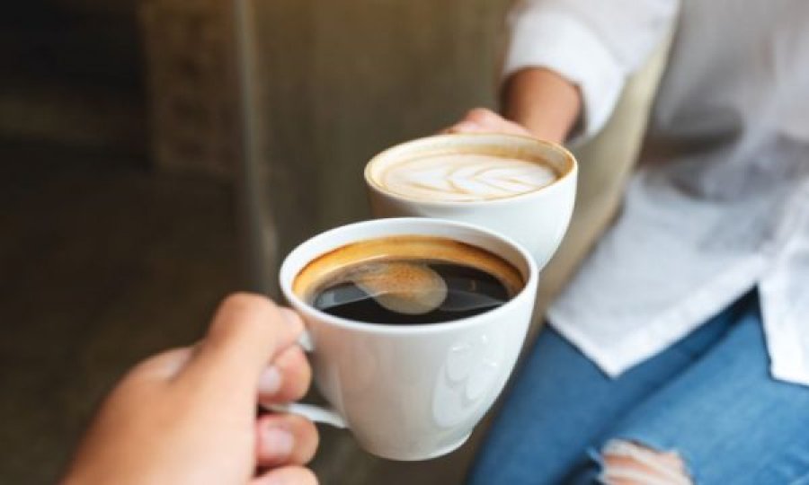 A duhet të pini kafe me stomakun e zbrazët?