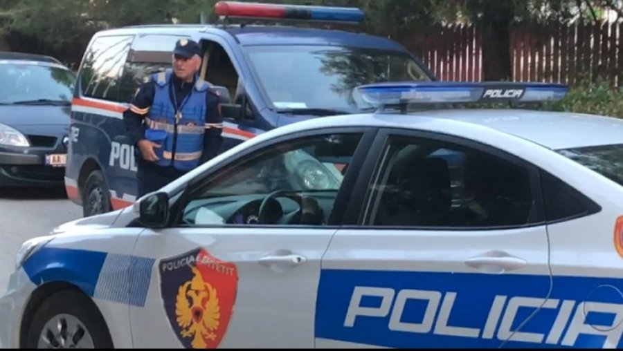 Tiranë/ I vodhën me dhunë varësen e floririt dhe e mbajtën peng, arrestohen 2 persona