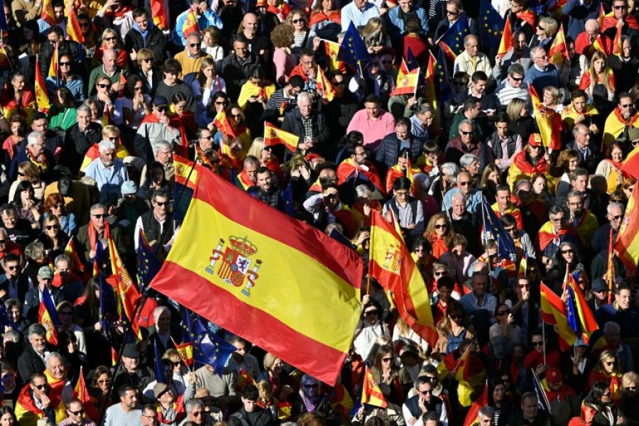 Protesta të mëdha kundër marrëveshjes së amnistisë katalanase në Madrid pas betimit të kryeministrit