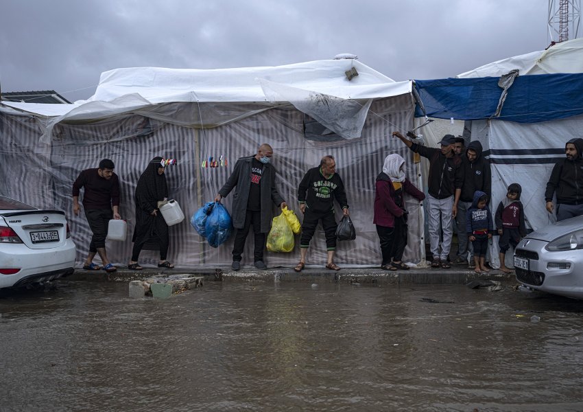 Vështirësohet edhe më shumë mbijetesa në Gaza, shkak reshjet e shiut 