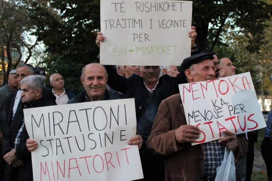 Në protestë para parlamentit, minatorët kërkojnë uljen e moshës së daljes në pension
