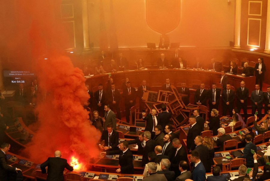 BBC: Opozita shqiptare proteston në Parlament kundër sundimit autoritar të së majtës