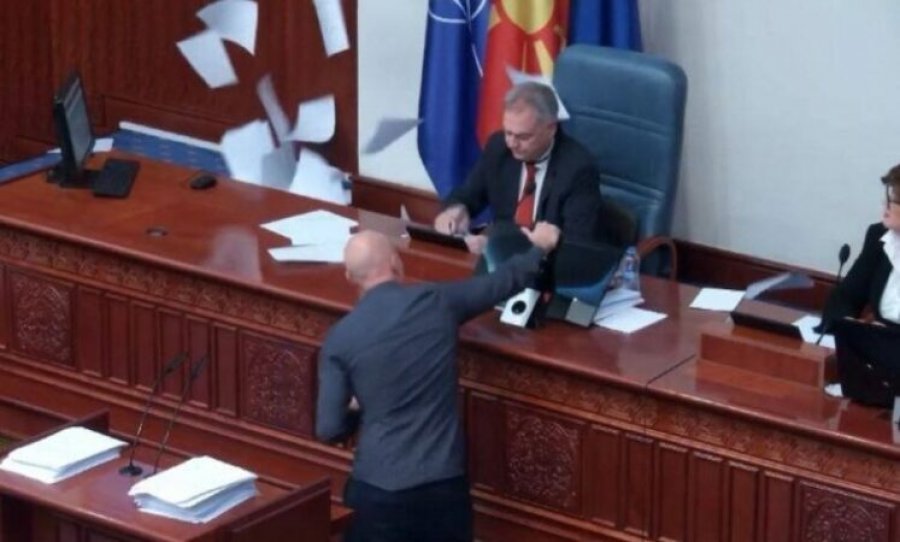 Tensione në Parlament, deputetët i thyejnë kompjuterin dhe gjuajnë me dokumente zv/kryetarin e Kuvendit