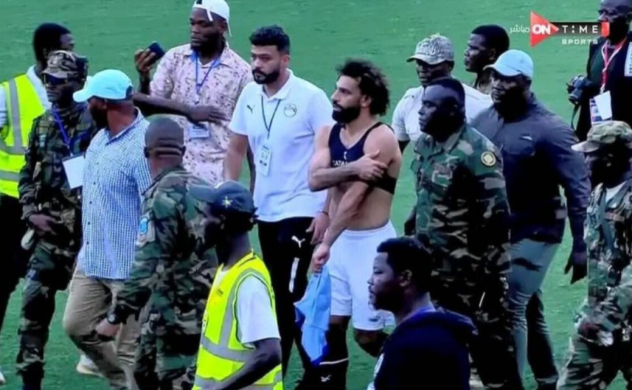 VIDEO/ Mohamed Salah sulmohet gjatë ndeshjes Sierra Leone-Egjipt, del me ushtri nga fusha
