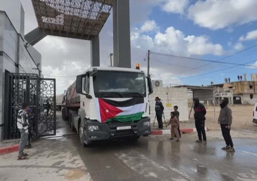 Spitali fushor i Jordanisë bëhet i pari që hyn në Gaza