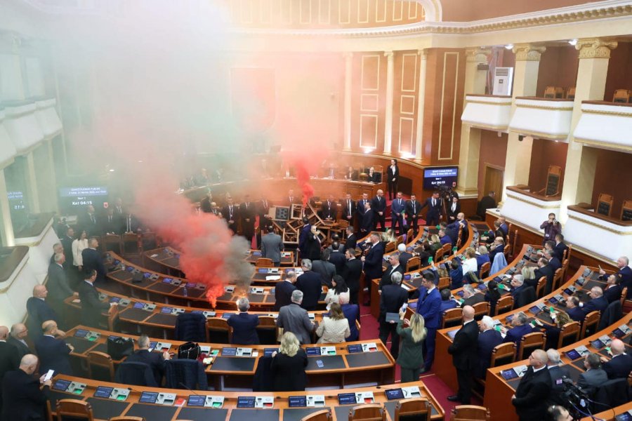 Qoftë dhe me tym blu a të kuq, zhgarravinat e piktor-kryeministrit duhen rrëzuar