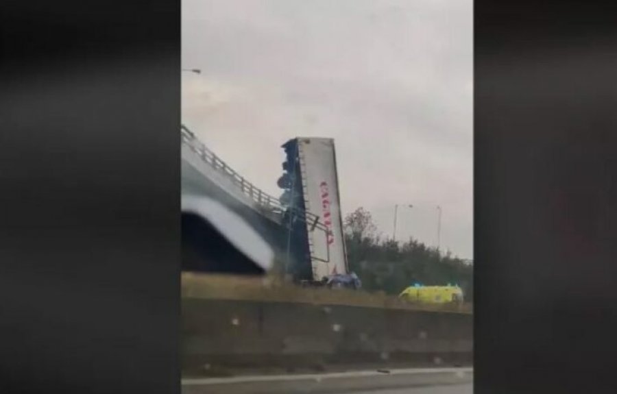 VIDEO/ Aksident i frikshëm, kamioni humb kontrollin dhe bie nga ura