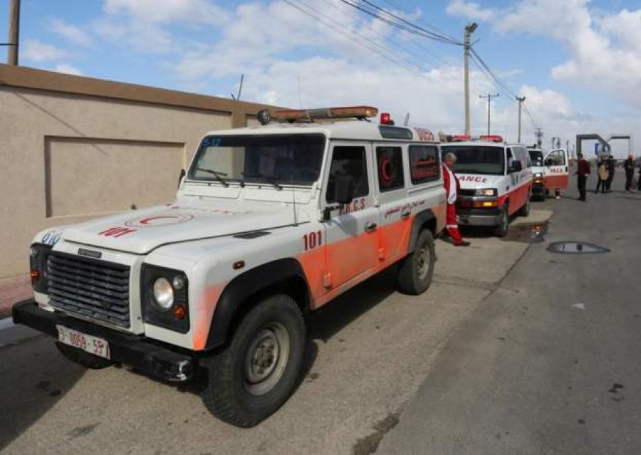 Katërmbëdhjetë ambulanca mbërrijnë në spitalin al-Shifa për të evakuuar pacientët