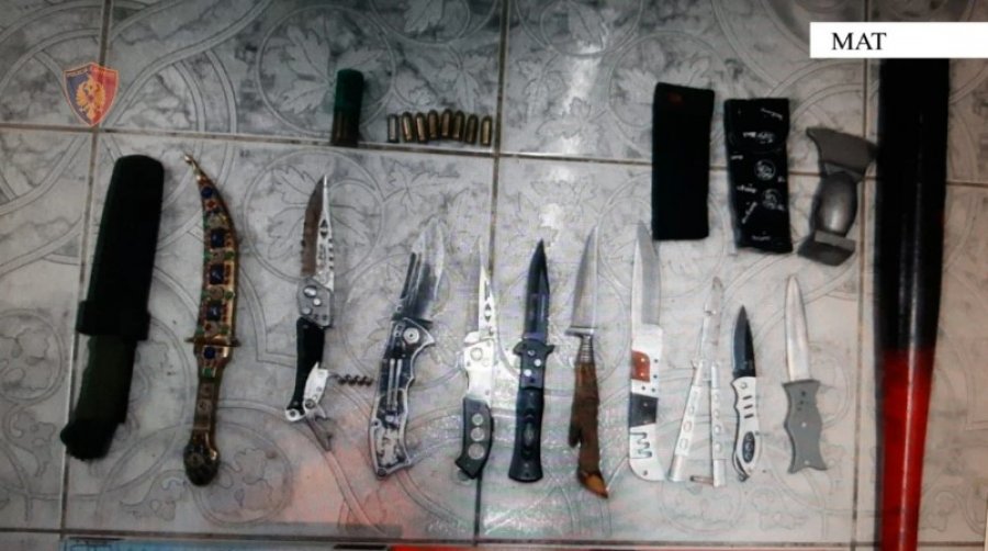 Iu gjetën 11 thika, municion luftarak dhe një shkop bejsbolli, arrestohet një 30-vjeçar