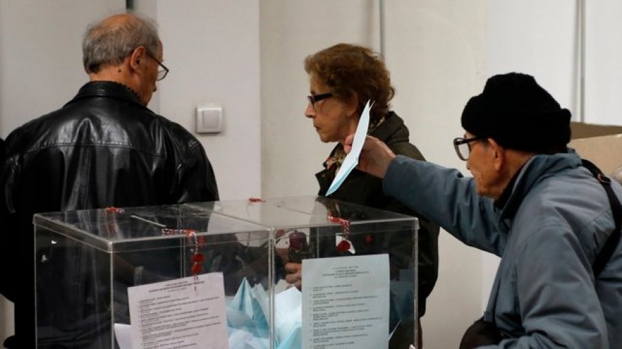  VOA/ Prishtina s’lejon hapjen e qendrave të votimit në zonat e banuara me shumicë serbe në Kosovë 