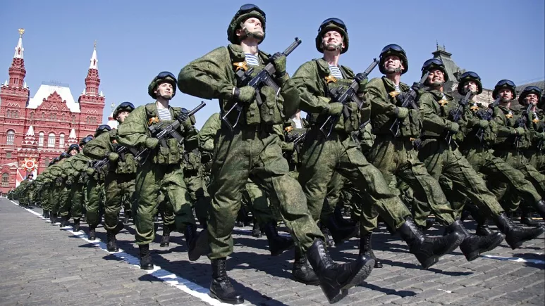 Besimi i rusëve te ushtria bie ndërsa lufta në Ukrainë zvarritet