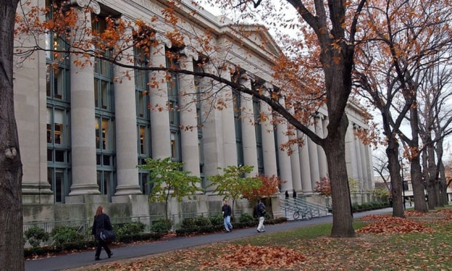 Revista prestigjoze 'Harvard Law Review', përballet me akuza për censurë 