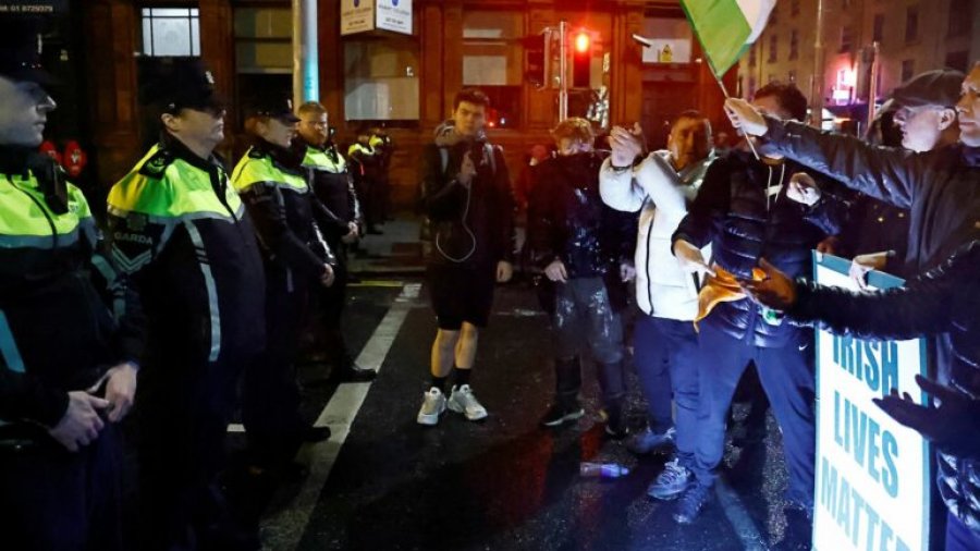Sulmi me thikë pranë një shkolle në Dublin shkakton zemërim, nisin protestat e dhunshme në qendër të qytetit