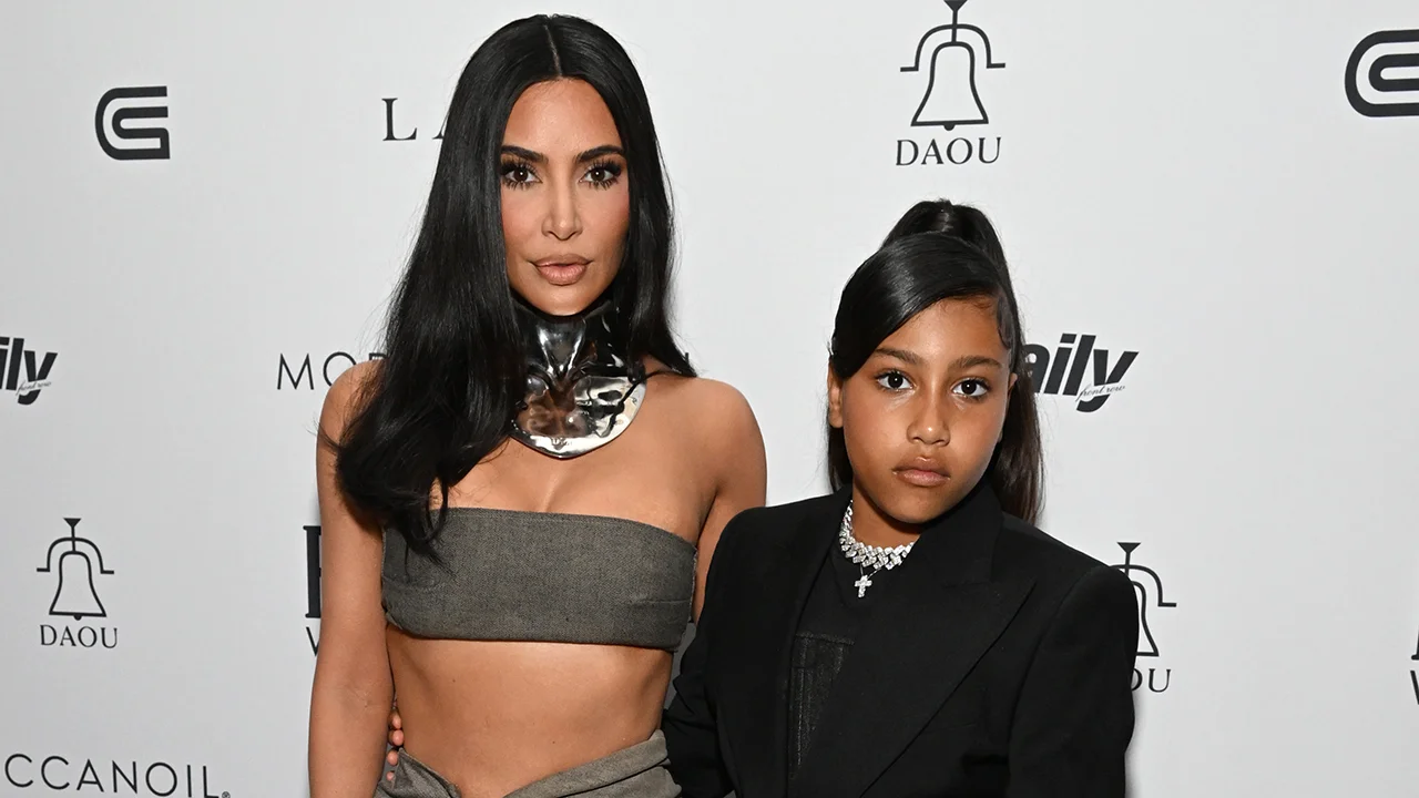 Kritika e sinqertë e North West për veshjen e Kim Kardashian: Dukesh si një vajzë me fustan të grisur
