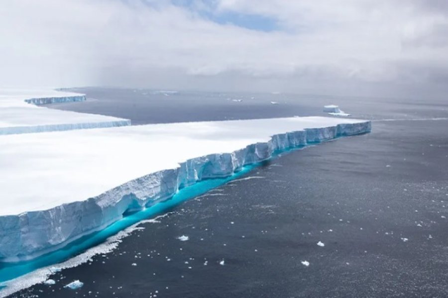 Ajsbergu më i madh në botë, vihet në lëvizje pas më shumë se 30 vitesh
