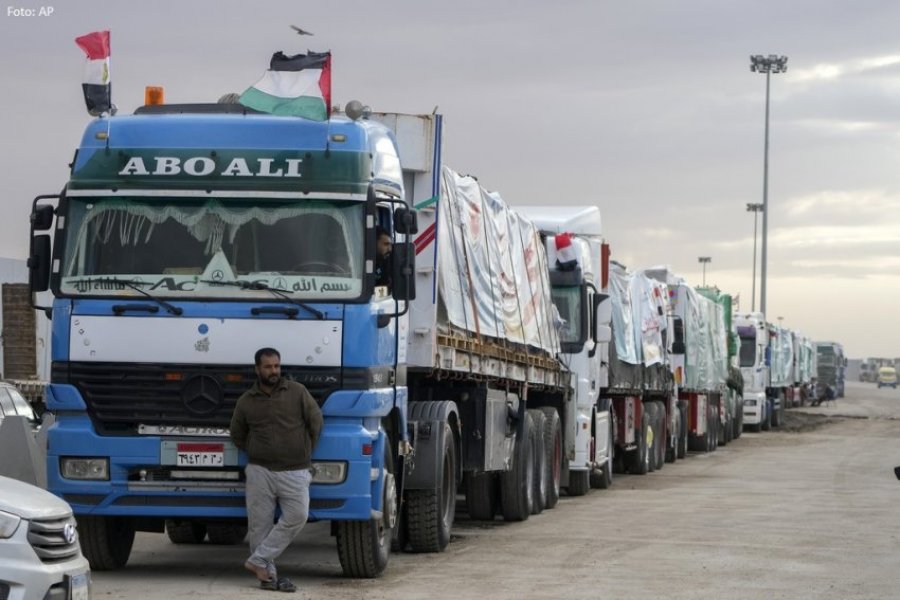 Kamionët me ndihma kanë filluar të kalojnë në Gaza