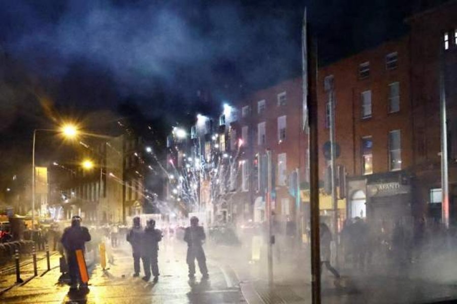 FOTO/ Trazirat e ekstremit të djathtë, kryeqyteti irlandez përfshihet nga kaosi