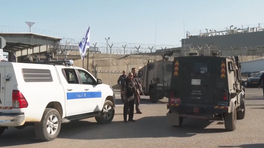 Minibusët që mbajnë të burgosurit palestinez hyjnë në burgun ushtarak në Bregun Perëndimor