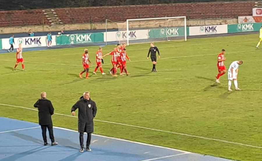 Superliga/ Skënderbeu mposht Teutën me 10 lojtarë, Vllaznia-Laçi mbyllet pa gola