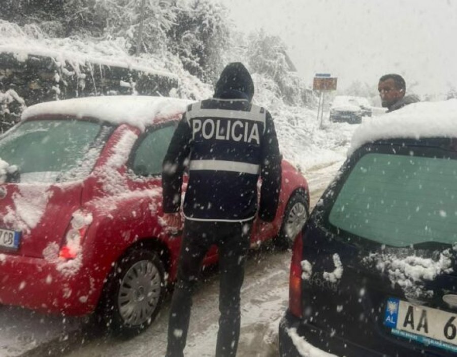 Reshjet intensive të dëborës, bllokohet , aksi rrugor bypass-Qafë Murriz në Rrugën e Arbrit