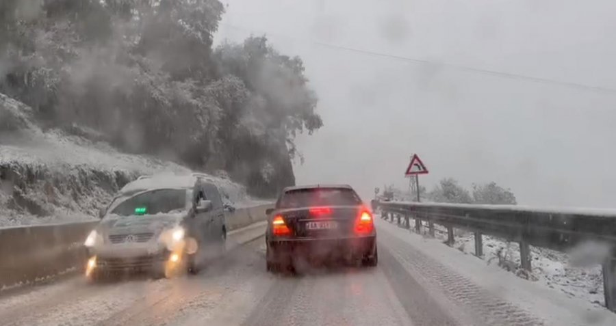 Vata: Qarku i Dibrës në kolaps, rrugët janë mbuluar nga bora