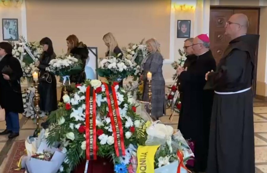 Shkodër, nisin homazhet përpara arkivolit të 'Mjeshtrit të Madh' Zef Deda