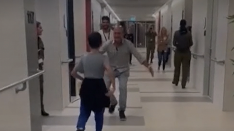 Momenti kur i mitur vrapon për të përqafuar babanë e tij, 7 javë pasi ishte mbajtur peng nga Hamasi