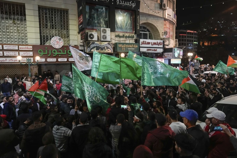 Palestinezët e liruar priten si heronj, me fishekzjarre dhe flamuj ndërsa i ngrinin mbi shpatulla