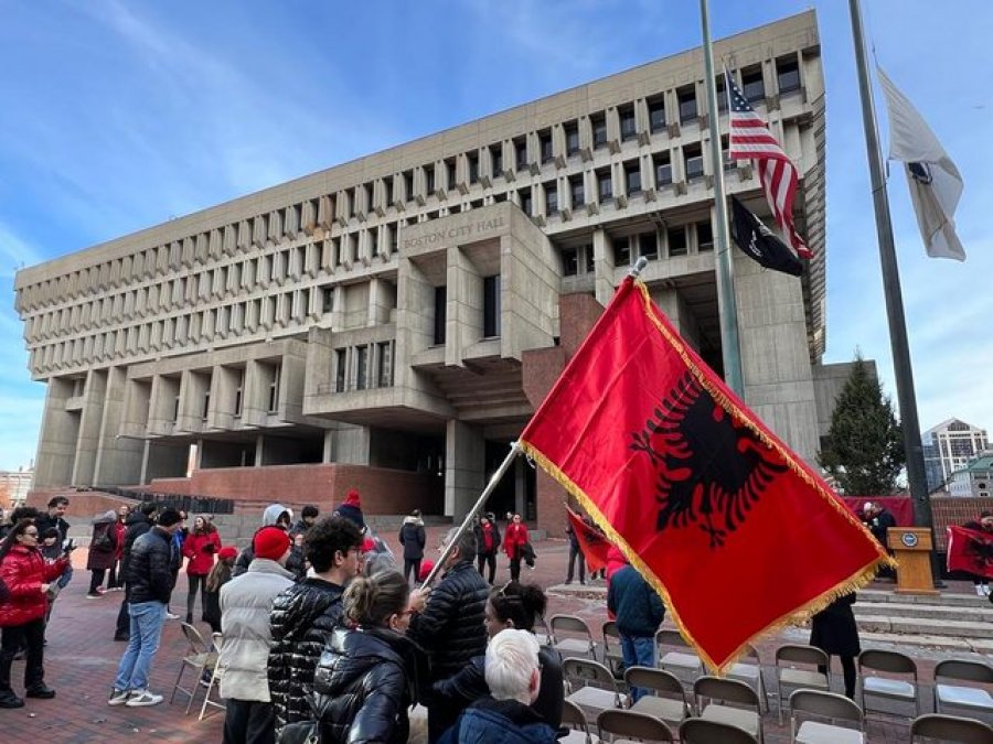 'Dita e Flamurit'/ Shqiptarët në Boston vishen kuq e zi, festojnë me këngë e valle 