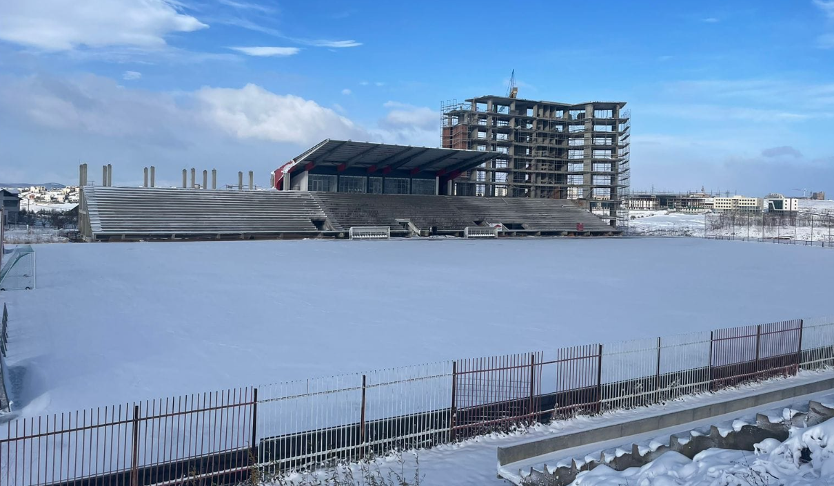 ZYRTARE: Shtyhet ndeshja mes Prishtinës dhe Dritës shkaku i borës dhe akullit