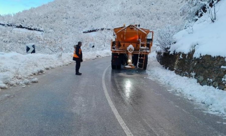 Reshjet e dëborës, shumë fshatra pa energji elektrike në Kukës, rrugët e kalueshme vetëm me zinxhirë
