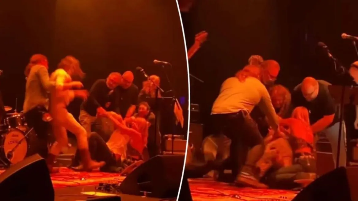 Përleshja në skenë mes anëtarëve të një grupi rock bëhet virale 