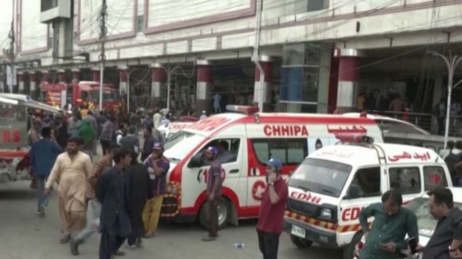 Zjarr në një qendër tregtare në Pakistan, 11 viktima e dhjetëra të plagosur