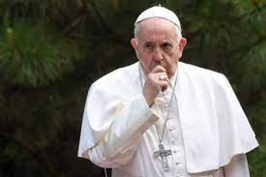 Papa Françesku deklaron se vuan nga pneumonia, ndihmësit e tij lexojnë predikimin e së dielës