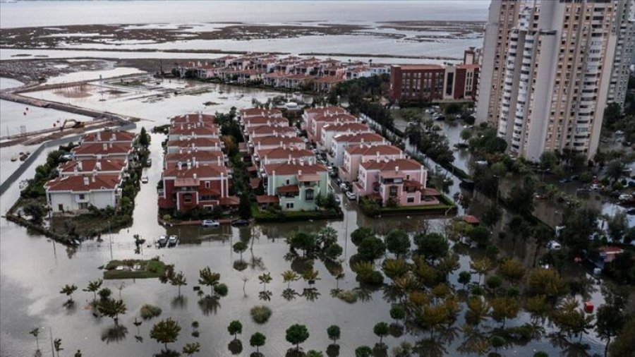 Turqi, përmbytje në Stamboll dhe Izmir pas stuhive