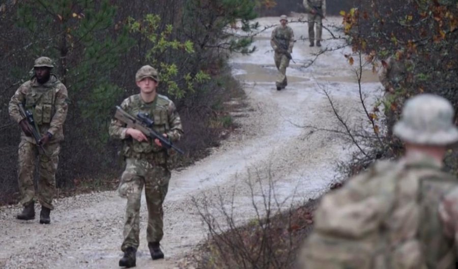Stoltenberg: NATO-ja po shqyrton shtimin e përhershëm të trupave në Kosovë