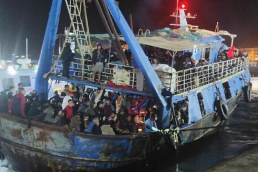 Varka me 573 emigrantë zbarkon në Lampedusa të Italisë