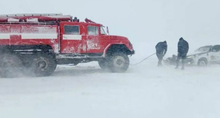 Stuhia e dëborës prek Ukrainën, mbi 2 mijë qytete dhe fshatra mbeten pa energji elektrike
