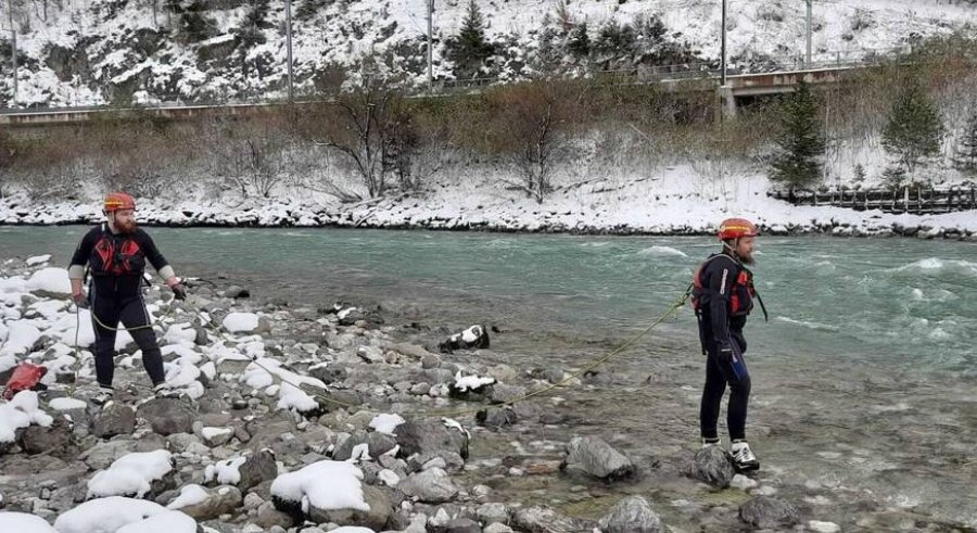 Po e ndiqte policia, 20-vjeçari shqiptar hidhet në lumin e akullt dhe vdes